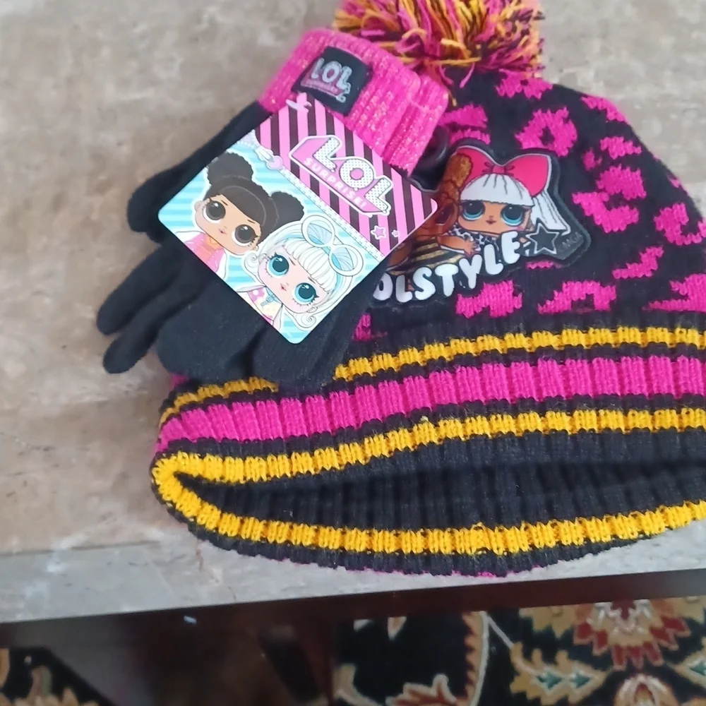 - - Girls surprise hat and cloves